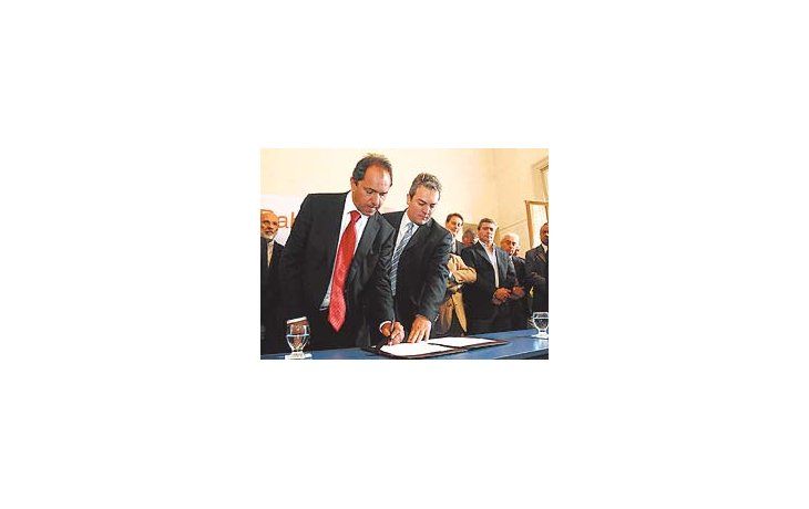 Daniel Scioli, junto al intendente de Bahía Blanca, Cristian Breinstestein, ayer durante la firma de laadhesión al Fondo Federal Sojero.