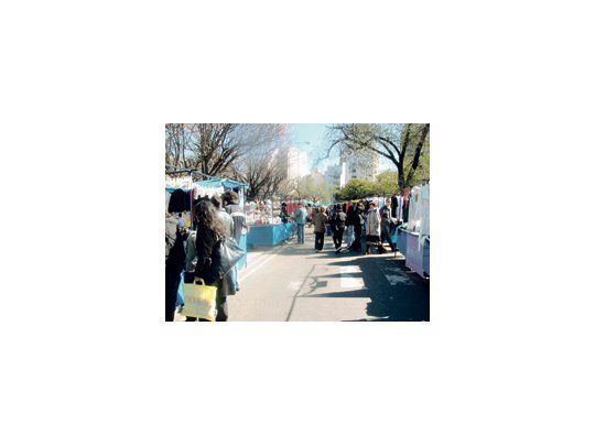 Ferias legales, ferias ilegales, vendedores de todo tipo convirtieron al Parque Centenario en un lugar colapsado por los puestos callejeros.