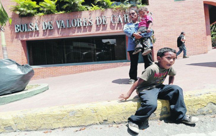 finanzas y supervivencia. Caracas entrega permanentes postales sobre el deterioro de la calidad de vida de su población, un hecho inusitado en el rico país petrolero.