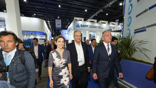 Flavia Royón, Ernesto López Anadón y el gobernador de Chubut, Mario Arcioni, durante una recorrida por la Expo AOG 2023.