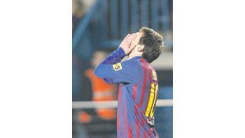 Lionel Messi se lamenta por un gol perdido ante el Villarreal. El argentino se quejó de los arbitrajes.