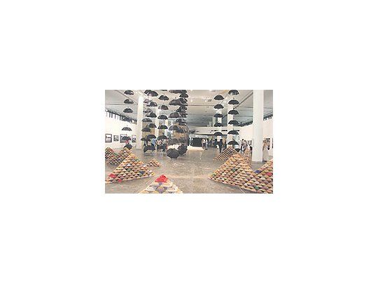 La obra delartista bahianoMarepe quedomina laentrada (ysalida) de laBienal de SanPablo devuelvealgo de fe alvisitante,golpeado trasel durorecorrido poruna muestraque haconvertido elarte en unlaboratorio delmundo actual.