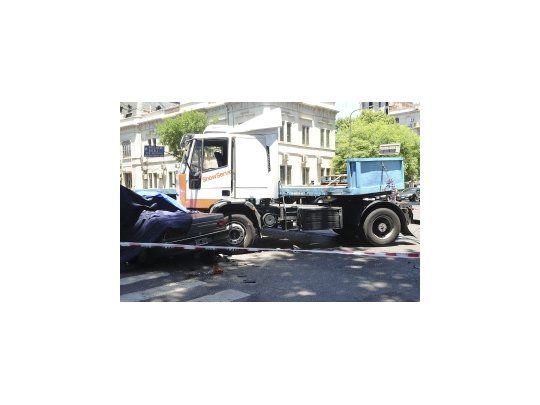 Dos muertos por un choque entre un auto y un camión