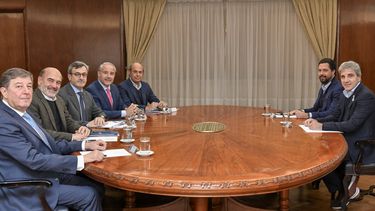 Luis Caputo, ministro de Economía y el Secretario de Producción Pablo Lavigne junto a Martín Rappallini, titular de la UIA, y su equipo, en un encuentro anterior.