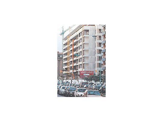 El 40% delos nuevospermisos deobra otorgadoseste añoen la CapitalFederalcorrespondea edificios dela más altacategoría.Los preciosde departamentosdeesas característicasenbarrios comoPuertoMadero oRecoletallegaronhastau$s 6.000 elmetrocuadrado.