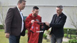 Lionel Messi posing with the Newells Old Boys shirt Lionel Messi posing with the Newells Old Boys shirt