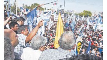 La asamblea en Chubut contó con la presencia de miles de trabajadores que reclamaron soluciones a la pérdida de fuentes de empleos que genera la baja del precio internacional del petróleo.