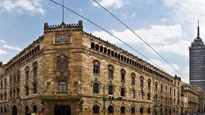 Se inaugura en 1907 el Palacio Postal, obra del arquitecto italiano Adamo Boari.&nbsp;