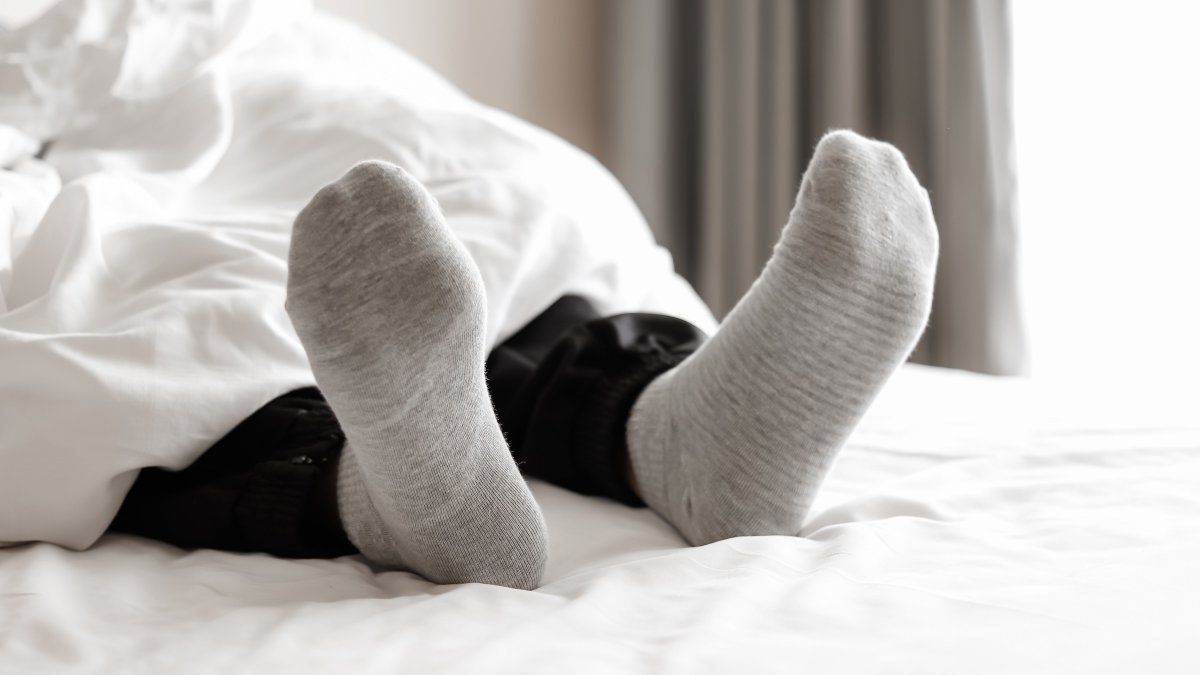 What is the meaning of sleeping with the stockings put, according to psychology