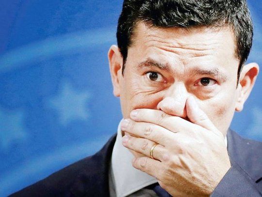 El presidente quería tener acceso a las investigaciones, dijo Moro ante la prensa en Brasilia al anunciar su explosiva renuncia luego de que Bolsonaro echara sin consultarlo al comisario que el ex ministro había designado jefe de la Policía Federal, Mauricio Valeixo. Es el segundo ministro que cae en ocho días en Brasil.