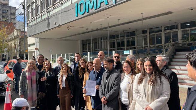 Los legisladores libertarios, frente a la sede de IOMA.