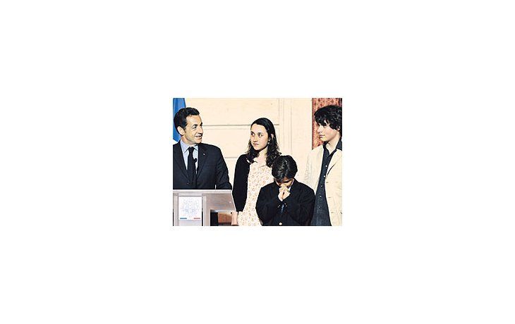 El presidentefrancés, NicolasSarkozy, secongratuló ayerpor la liberaciónde IngridBetancourt. Lohizo en unaaparición en elPalacio delElíseo junto ahijos de la exrehén, Mélanie yLorenzo, y elhijo de suhermana Astrid.