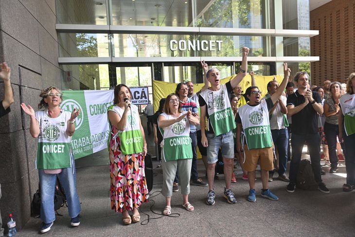 Ruidazo de los trabajadores del Conicet por despidos. Ruidazo de los trabajadores del Conicet por despidos. 