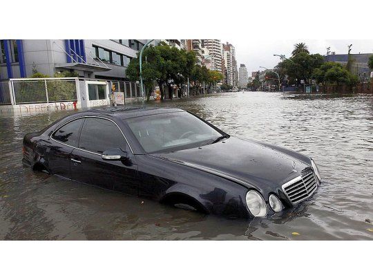 ¿Qué hacer si se inunda el vehículo?