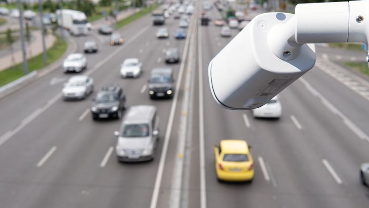 Las cámaras fijas están montadas sobre pórticos o columnas laterales y cuentan con señalización previa que advierte la presencia de control de velocidad.