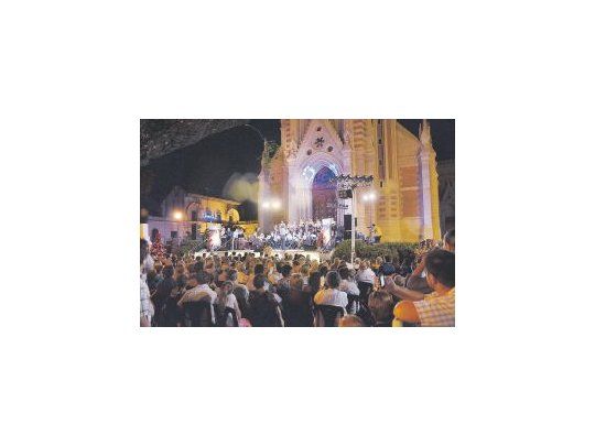 Como todos los años, la gente se acercó a la Catedral de San Isidro para escuchar un repertorio de clásicos villancicos.