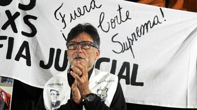 El padre Paco Olveira finalizó una huelga de hambre de siete días reclamando contra la Corte Suprema.