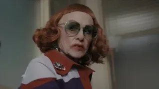 Amy Madigan como la tía Gladys en Weapons.