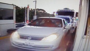 Impactante accidente en Córdoba: camión arrastró a dos autos en un peaje