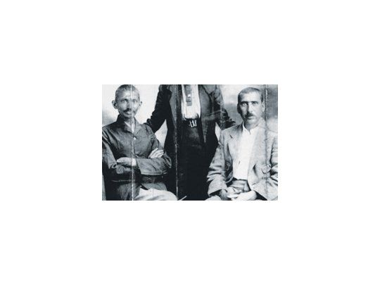 Mahatma Gandhi y Hermann Kallenbach (en una foto de Wikipedia), el fisioterapeuta alemán por el que el líder pacifista dejó a su mujer en 1908, según la biografía escrita por el premio Pulitzer Joseph Lelyveld.