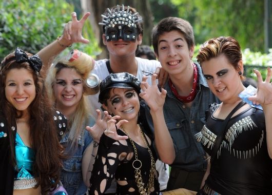 Fanáticos de Lady Gaga llenaron de color la previa (foto 5)
