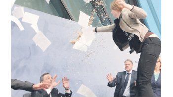 El grupo feminista Femen se atribuyó la autoría de la acción de protesta de la activista alemana Josephine Markman contra el presidente del Banco Central Europeo, Mario Draghi, durante la rueda de prensa de ayer.