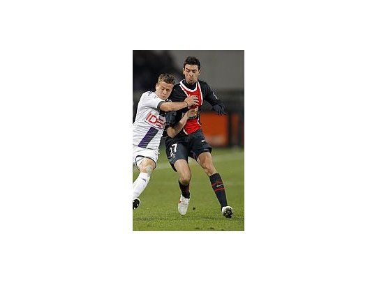 El volante Javier Pastore se desgarró y estará un mes fuera de las canchas.