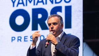 El precandidato presidencial del por el Frente Amplio, Yamandú Orsi, lanzó su campaña electoral en Montevideo.