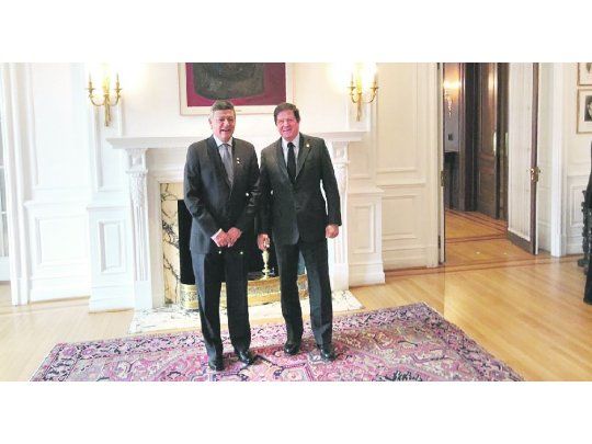 Gesto. Domingo Peppo se reunió ayer con el embajador Fernando Oris de Roa, antes de exponer en el Seminario de Estrategias Electorales.