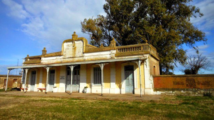 La estación de tren que recuerda el pasado ferroviario del pueblo. La estación de tren que recuerda el pasado ferroviario del pueblo.