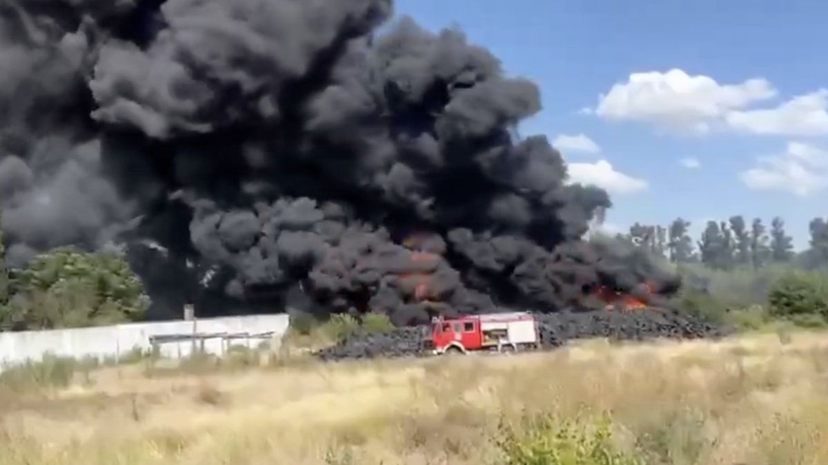 Shocking fire in a tire warehouse in Moreno