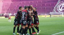 Falta uno. Barracas Central se abraza tras el gol de Domínguez que los deja a un paso de la clasificación.&nbsp;