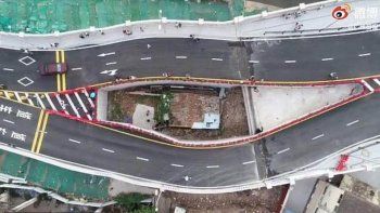Las imágenes que recorrieron el mundo muestran a la autopista, que se divide en dos carriles y en el medio se sitúa una pequeña casa. Pocos metros más adelante,&nbsp;se vuelve a unificar.