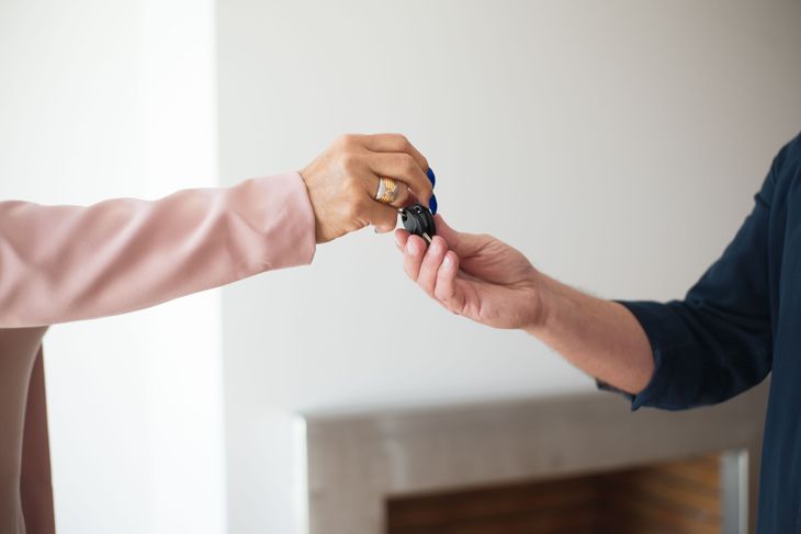 La entrega de llaves marca el cierre de una operación inmobiliaria, pero antes de firmar conviene revisar las condiciones del préstamo y los gastos asociados La entrega de llaves marca el cierre de una operación inmobiliaria, pero antes de firmar conviene revisar las condiciones del préstamo y los gastos asociados