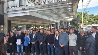 Los intendentes marcharon desde la Federación Argentina de Municipios hasta el Ministerio de Capital Humano. Los intendentes marcharon desde la Federación Argentina de Municipios hasta el Ministerio de Capital Humano.