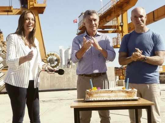 Festejo. María E. Vidal. Mauricio Macri y Horacio Rodríguez Larreta, en recorrida por obras del sistema Riachuelo y festejando cumpleaños, el viernes. Compartirán gran parte de la campaña hacia las elecciones conjuntas.