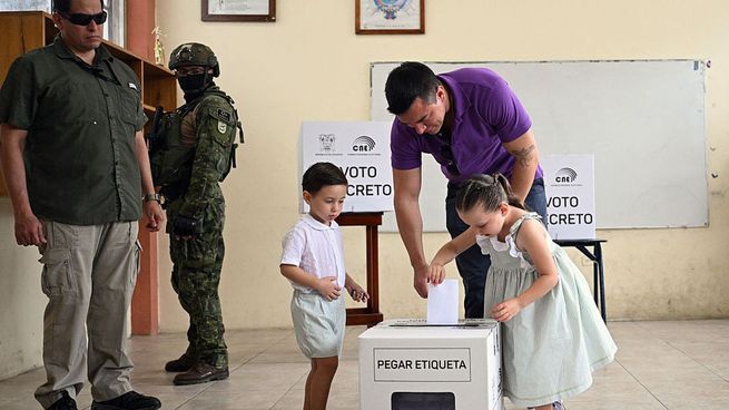 Noboa votó junto a su familia, tal como hizo en la primera vuelta del 9 de febrero pasado.