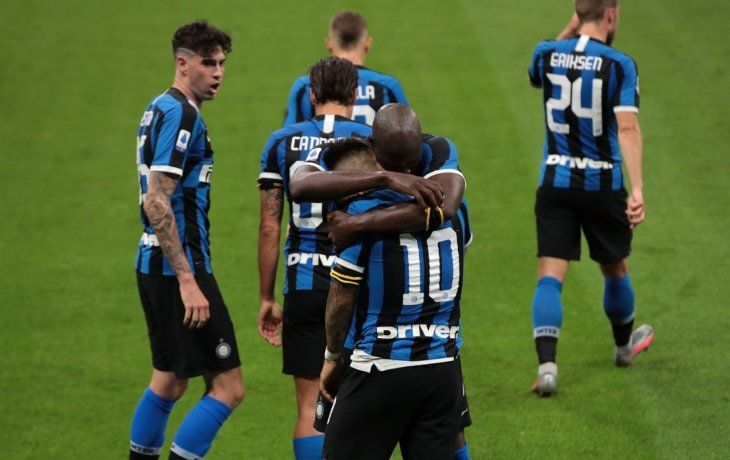 Romelu Lukaku y Lautaro Martínez, el abrazo de gol de un Inter que no se baja de la pelea por el Scudetto.