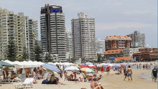 Como en cada temporada, en Punta del Este se activa el entramado de negocios entre playa y eventos informales. Como en cada temporada, en Punta del Este se activa el entramado de negocios entre playa y eventos informales.