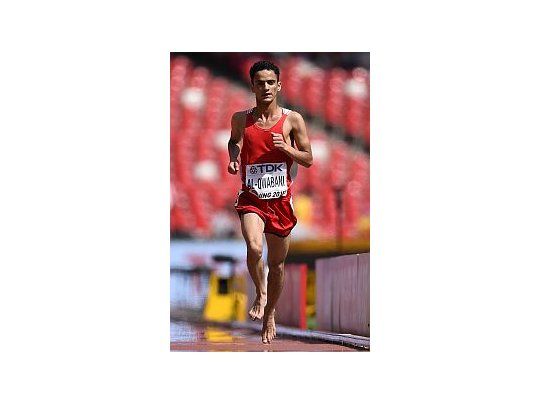 El atleta yemení Abdulah Al-Qwabani, de 16 años, corrió descalzo.