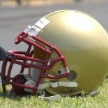 Mientras millones eligen el camino seguro, una figura de la NFL desafía las reglas del juego. Mientras millones eligen el camino seguro, una figura de la NFL desafía las reglas del juego.