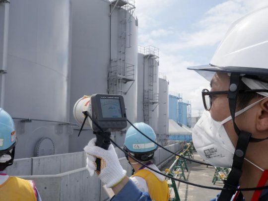 Un empleado de Tepco mide la radiación en la planta de Daichi.