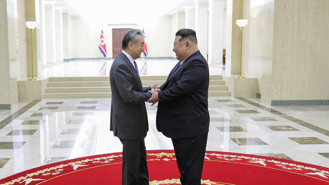 Kim Jong-un recibió al ministro de Relaciones Exteriores de China en Pyongyang.