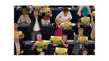 Los eurodiputados exhibieron pancartas para despedir al ACTA.