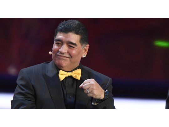 Durante la ceremonia del sorteo del Mundial 2018, Diego Maradona vistió traje oscuro y moño dorado.