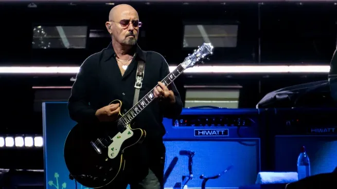 Arthurs de 60 años es uno de los miembros fundadores de la banda.