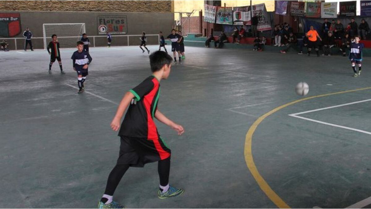 What are the conditions that neighborhood clubs must meet to preserve the light and gas subsidies