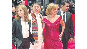 El director Brillante Mendoza junto a Isabelle Huppert, Katherine Mulville y Sid Lucero, actores de «Captured», film sobre las tensiones separatistas en Filipinas, que se vio ayer en el Festival de Berlín.