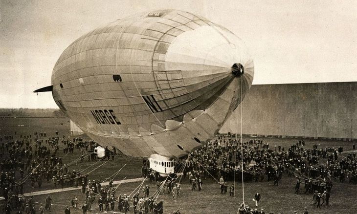El dirigible Norge sobrevuela, por primera vez, el polo norte en 1926, viajan en su interior los exploradores Umberto Nobile, Roald Amundsen y Lincoln Ellsworth. El dirigible Norge sobrevuela, por primera vez, el polo norte en 1926, viajan en su interior los exploradores Umberto Nobile, Roald Amundsen y Lincoln Ellsworth.