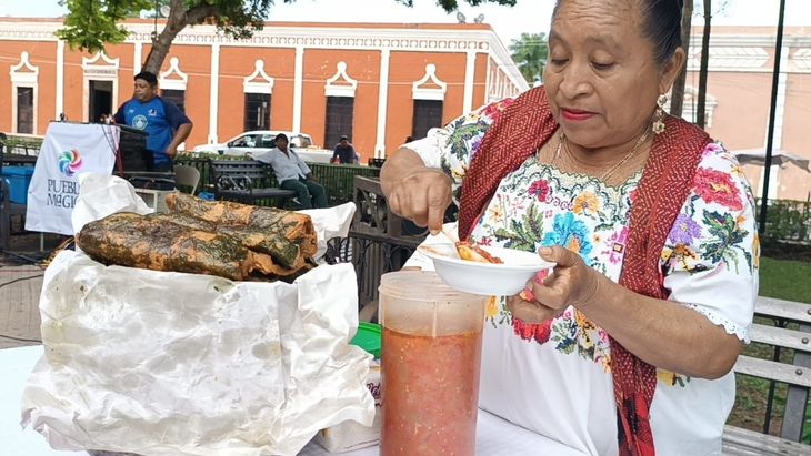La localidad es la cuna del Kots'ob, un platillo ancestral envuelto en hoja santa que desafía los paladares más exigentes. La localidad es la cuna del Kots'ob, un platillo ancestral envuelto en hoja santa que desafía los paladares más exigentes.